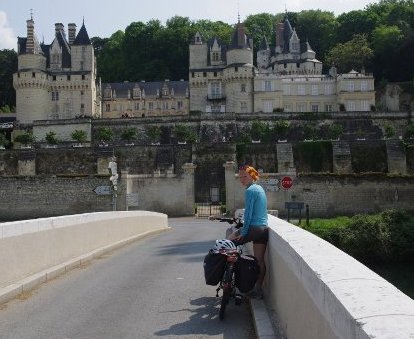 laeti devant un chateau